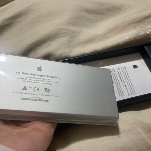 New in Box Apple MacBook Rechargeable Battery 13” MacBook - Picture 6 of 9